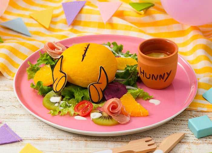 かくれんぼ？フルーツサラダプレート税込2,390円（C）Disney．Based on the "Winnie the Pooh" works by A．A．Milne and E.H. Shepard．