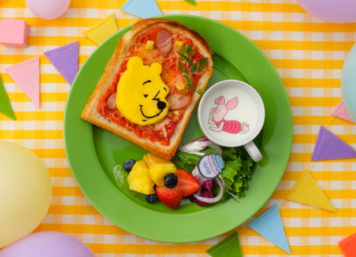 友だち♪ピザ風トースト税込2,390円（C）Disney．Based on the "Winnie the Pooh" works by A．A．Milne and E.H. Shepard．